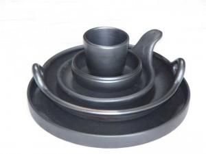 ensemble de divers plats en poterie culinaire noire OYera