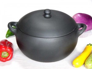cocotte en poterie culinaire Oyera cocotte en terre cuite noire Oyera
