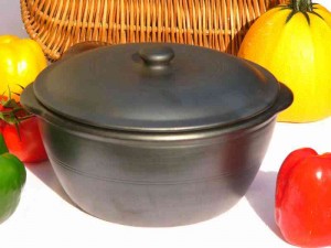 cocotte traditionnelle en terre cuite noire du Portugal cocotte traditionnelle en poterie culinaire du Portugal