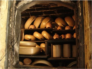 préparation de la cuisson des poteries noires