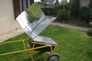 four solaire dans une brouette à béton