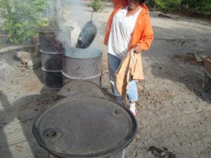 enfumage de la poterie noire de la Chamba